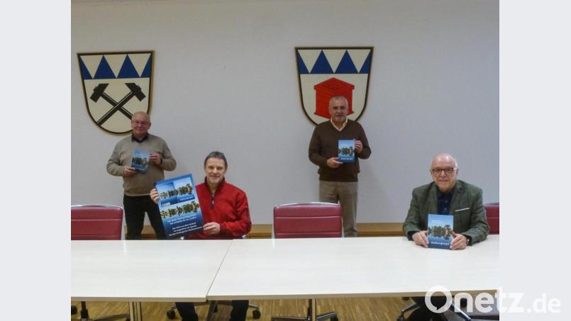 Ein Stück Heimat will Ottmar Braun mit seinem neuesten Werk „Weiherspiegel“ darstellen. Bei der Präsentation mit dabei Bürgermeister Ludwig Biller, Verleger Eckhard Bodner und Bernhard Rauch (von rechts). Bild: bk