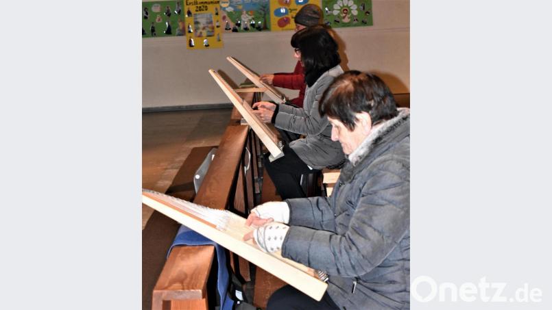 Eine Veeh-Harfengruppe spielt leise adventliche Musik. Bild: rgr