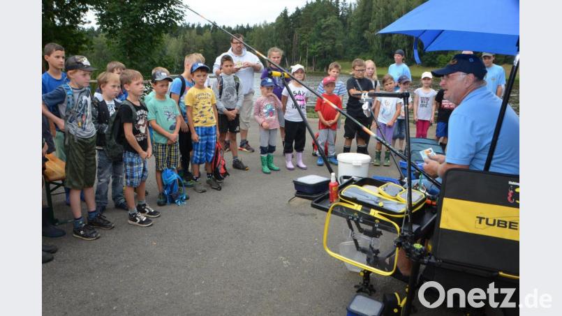 Johann Dittmann wirft die Angel aus: Der Fischereiverein Vohenstrauß lässt sich immer wieder Neues einfallen, um Kinder für das spezielle Hobby zu begeistern. Bei einem lehrreichen Nachmittag des Ferienprogramms brachte der Vorsitzende sein gesamtes Angelequipment mit. Archivbild: dob