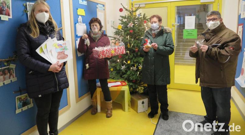Stefanie Baier, Regina Amm, Rita Ponnath und Jochen Gößl (von links) staunten über selbst gebastelten Engel und die selber gemalten Bilder der Kindergartengartenkinder für die Snioren-Weihnachtstüten. Bild: jzk