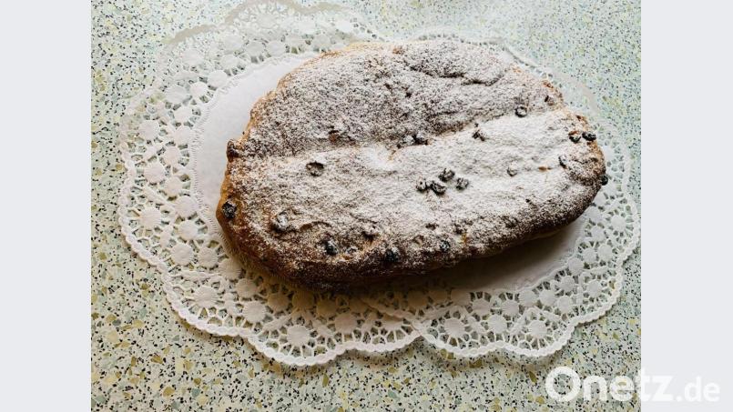 So sieht der fertige, brotförmige Christstollen aus:: Der dickere Teil wurde übergeschlagen und der Stollen nach dem Backen mit zerlassener Butter bestrichen und mit Puderzucker bestreut. Bild: fsb
