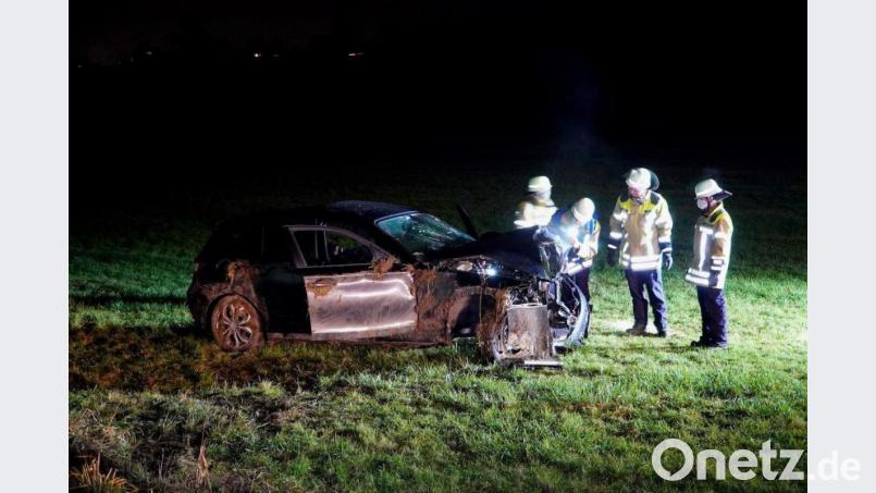 Auch die Feuerwehr Amberg war bei dem Unfall im Einsatz. Bild: dmra
