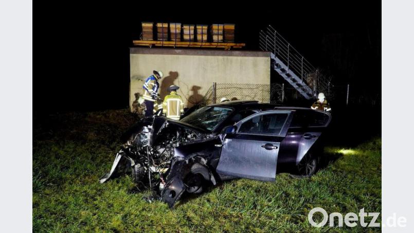 Der Unfallwagen neben dem Garagengebäude. Bild: dmra