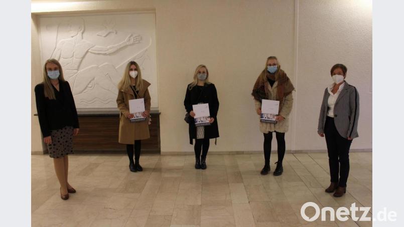 Medizinische Direktorin Michaela Hutzler (l.) und Ausbildungsleiterin Tanja Chlup (r.) gratulierten den Absolventen mit den besten Abschlussnoten: Anna Kraus (1,14), Jamie Gruber (1,2), Anja Zimmermann (1,2) (v.l.n.r.). Bild: Kliniken Nordoberpfalz AG, Michael Reindl