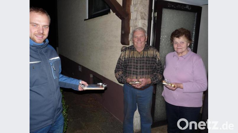 Überraschung gelungen: Alle Edelweiß-Mitglieder freuten sich über den unerwarteten Weihnachtsgruß ihres Vereins. Hier schaut (von links) Vorsitzender Christian Weiß (links) bei Ludwig und Erika Büttner vorbei. Bild: rlö