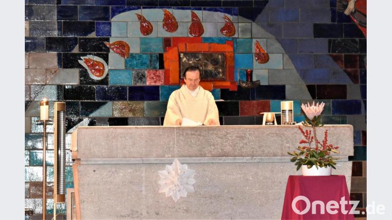 Pfarrer Bernhard Müller zelebriert den Gottesdienst. Bild: rgr