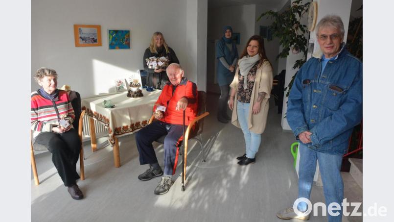 Eine süße Überraschung gab es für die Senioren im Betreuten Wohnen der AWO. Stellvertretend für die Bewohner nahmen Bärbel Schmukat und Franz Baumgartner (sitzend, von links) die selbst gebackenen Leckereien entgegen. Mit im Bild (von links) Sabine Kirchmann, Fatima Felahi, Sindy Hermann und AWO-Kreisvorsitzender Edwin Ulrich. Bild: jr