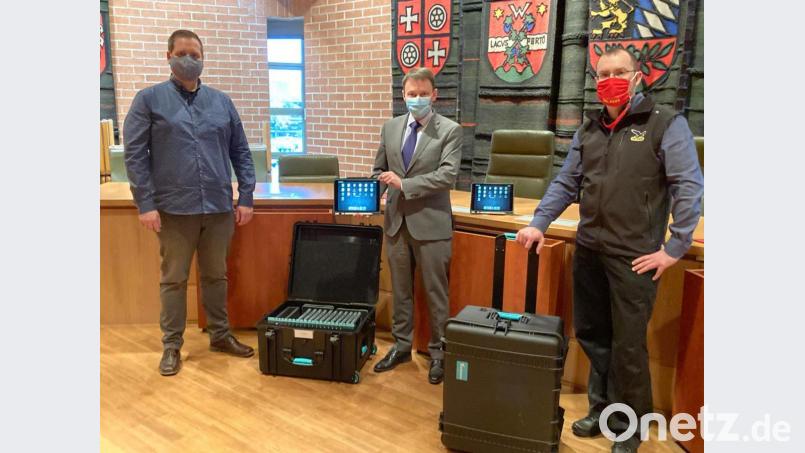 Geschafft. Am Freitag präsentierten (von links) Jürgen Haise von der Hauptverwaltungs- und Schulabteilung, Oberbürgermeister Jens Meyer sowie Peter Teichmann, Leiter-IT-Abteilung der Stadt Weiden, die Koffer mit den von Schulen teils heftig ersehnten I-Pads. Bild: Stadt Weiden