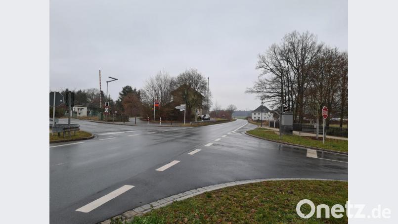 Bürgermeister Torsten Hallmann gab eine Sachstandsbericht zur Sanierung der Bahnhofkreuzung ab. Bild: sne