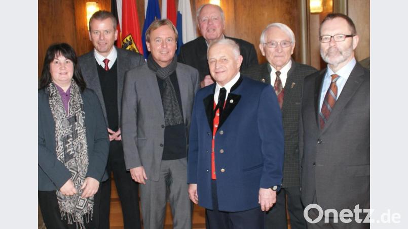 Im Dezember 2013 waren die Schönseer Sänger zum 40. Mal in Nürnberg aufgetreten. Das würdigte der damalige Oberbürgermeister Ulrich Maly (Zweiter von links) mit einem Empfang, an dem unter anderem Dirigent Andreas Wirnshofer (Dritter von rechts), Albert Tischler (Landsmannschaft, Zweiter von rechts), Birgit Höcherl (links, damals Bürgermeisterin von Schönsee) und Wilhelm Weidinger (im Hintergrund), zu der Zeit Oberpfälzer Kulturbund-Präsident, teilnahmen. Archivbild: mmj