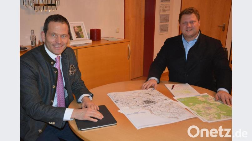 MdB Albert Rupprecht (links) informierte sich bei Mitterteichs Bürgermeister Stefan Grillmeier über aktuelle Themen. Bild: jr