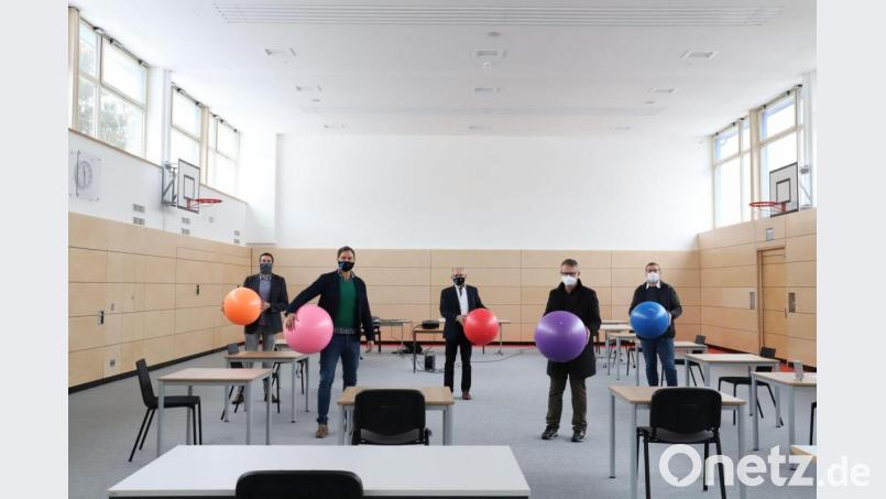 Bauleiter Reinhard Gürtler (von rechts.) und Architekt Alfred Popp übergaben zum Soft-Opening sechs Gymnastikbälle an Bürgermeister Harald Bemmerl, Rektor Dominik Bauer und dessen Stellvertreter Josef Beck. Bild: Lisa Söllner/exb