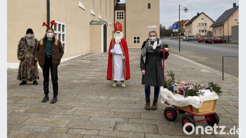 Wenn Nikolaus mit Engelchen, Rentier und Knecht durch Schirmitz zieht, dürfen sich die Ministranten über kleine Geschenke freuen. Fünf Stunden lang war die Nikolaustruppe im Ort unterwegs, um die Geschenke an die Minis zu bringen. Bild: du