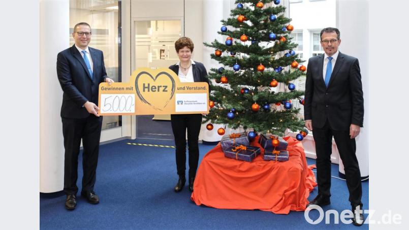 Insgesamt 5.000 Euro stehen als Spenden aus dem Gewinnspartopf zur Verfügung. Leider konnten diese heuer nicht direkt an die Vereinsvertreter überreicht werden. Auf dem Bild (von links) Geschäftsstellenleiter Hans Dumler, Kundenberaterin Doris Thurm und Vorstandsvorsitzender Joachim Geyer. Bild: JOCHEN NEUMANN 
ERBENDORF