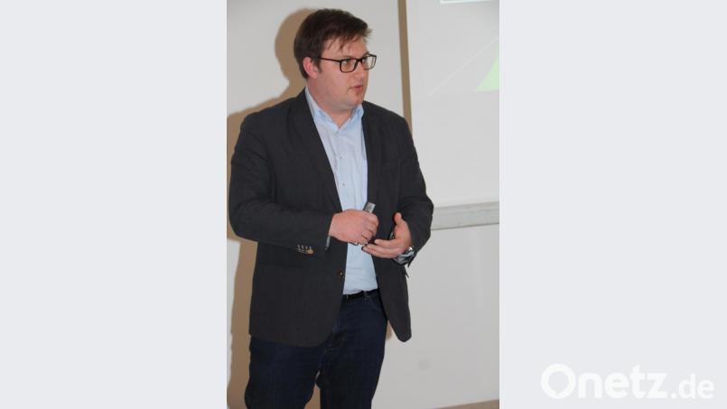 Die Arbeit und den Zweck der ILE Brückenland Bayern-Böhmen, erläuterte Manager Christian Karl den Niedermuracher Gemeinderäten. Bild: frd