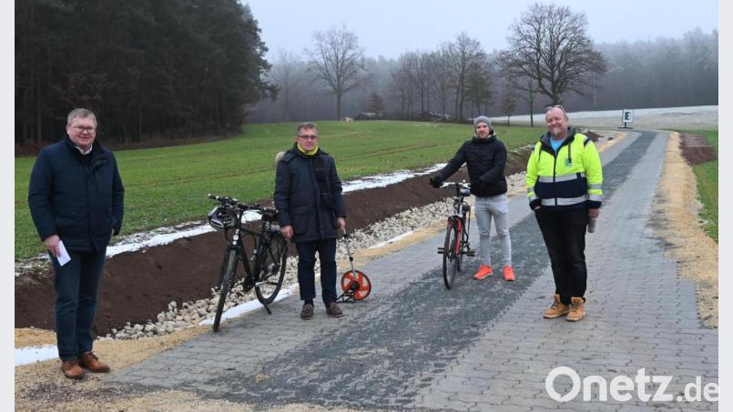 Nun ist der Radweg zwischen Oberammersricht und dem Industriegebiet Nord an seiner steilsten Stelle auch für Radfahrer sicher ausgebaut. Das neue Teilstück stellten (von links) OB Michael Cerny, Tiefbauamtsleiter Norbert Füger, Bauingenieur Roman Kick und Bauleiter Florian Gottschalk vor. Bild: gf