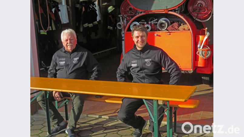 Der Ehrenvorsitzende der Mockersdorfer Feuerwehr Hermann Gmelch (links) nutzte die Coronazeit, um die ins Alter gekommenen Biertischgarnituren der Feuerwehr wieder aufzufrischen. Der Vorsitzende der Wehr, Michael Gmelch (rechts), dankt bei der Sitzprobe seinem Vater für dessen ehrenamtliches Engagement. Bild: ow