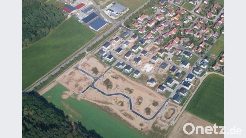 Die Reservierungen zeigen es: Das neue Baugebiet Schmidgaden West VI ist begehrt. Nun wurde mit dem Verkauf begonnen. Bild: Martin Janz/exb