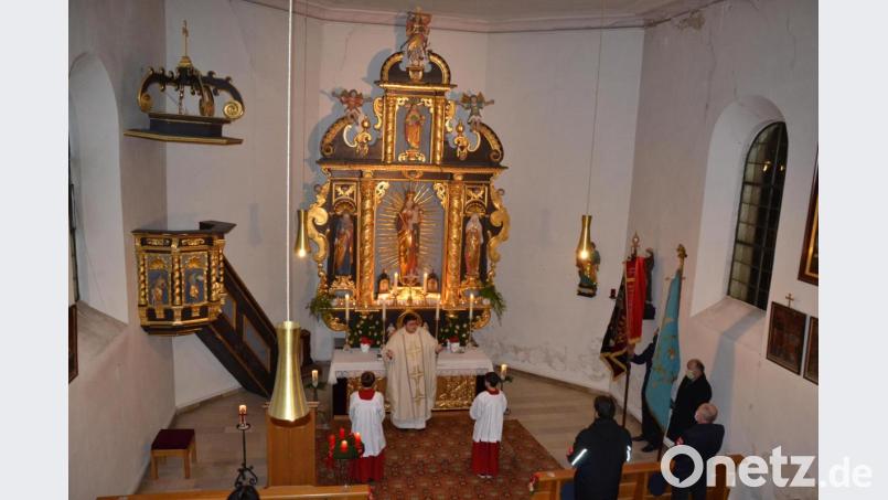Die Gläubigen von Burgtreswitz feierten mit Pfarrer Udo Klösel das Patrozinium „Mariä Empfängnis“ ihrer Dorfkirche. Bild: gi