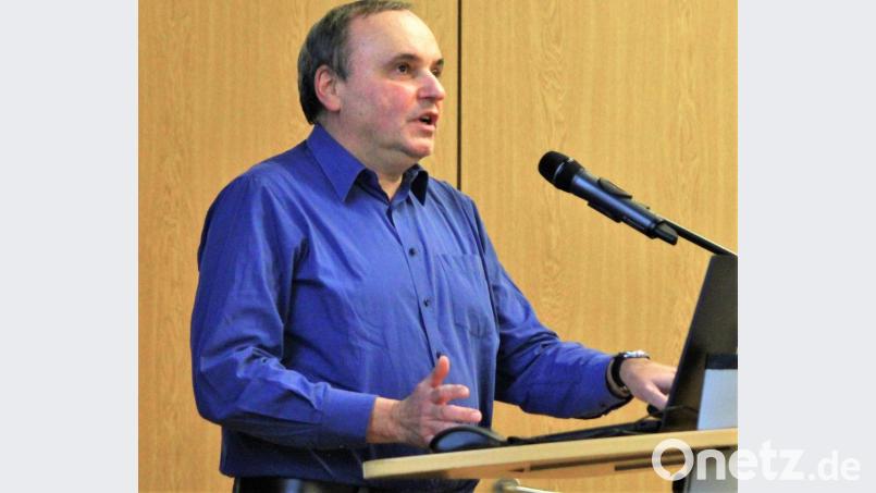 Joachim Först erläuterte den Stadträten die Möglichkeiten beim Thema Glasfasernetz-Ausbau in Kemnath Bild: stg