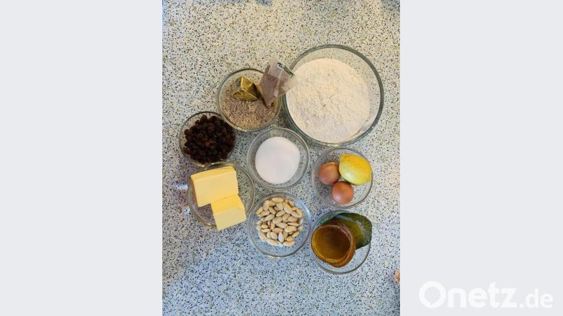 Die Zutaten für den Christstollen: geriebene Haselnüsse, Butter zum Bestreichen, Gewürze und Mehl (obere Reihe), Rosinen, Zucker, Eier und Zitronenschale (Mitte) sowie Butter, Mandeln und Orangeat und Zitronat Bild: fsb