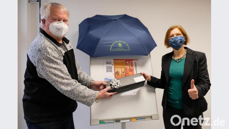 Die Leiterin der Freiwilligenagentur „Amberg engagiert“ Catherine Dill stellte mit einem kleinen Helferkreis, darunter Dieter Gugg, allen 350 Ehrenamtlichen, die spontan und unbürokratisch zu Beginn der Corona-Pandemie Einsatz gezeigt haben und bis heute noch zeigen, kleine Dankeschönpakete zu. Bild: ads
