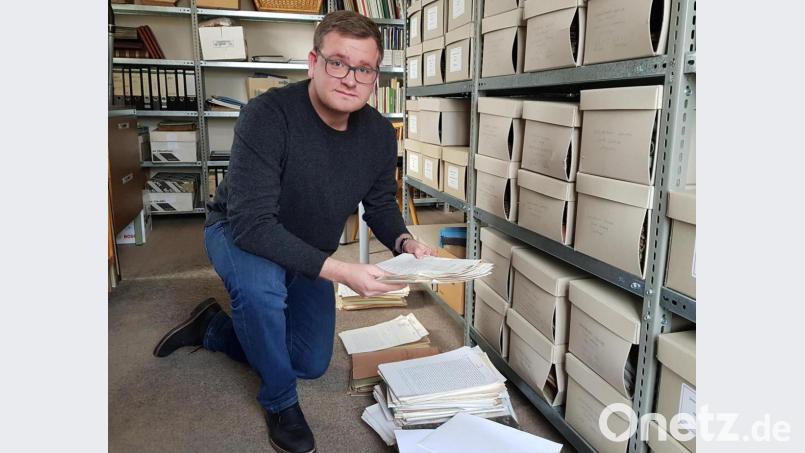 Was kann weg und was muss für nachfolgende Generationen bewahrt werden? Mit dieser Frage beschäftigt sich der Historiker Felix Engel täglich. Ohne Ordnung würde ein Archivar sofort im Chaos versinken, beteuert Engel. Bild: Tobias Gräf
