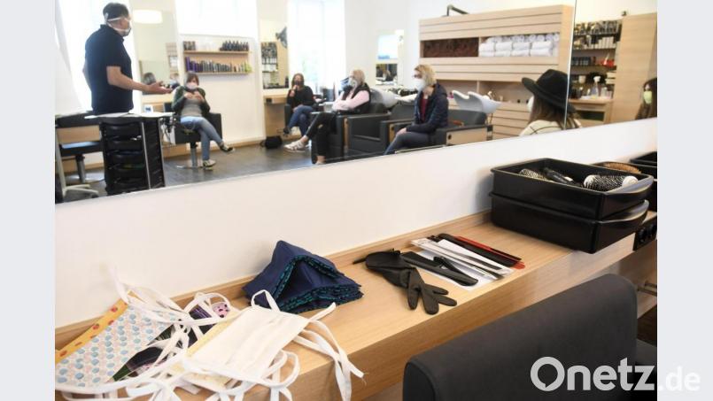 Masken, Handschuhe und das übliche Werkzeug der Friseure liegen im Salon Sengenberger bereit. Die Einhaltung der Hygieneregeln ist Friseurmeister Armin Sengenberger ein Muss, ebenso eine familienfreundliche Personalpolitik, damit alle gut durch die Pandemie kommen. Bild: Gabi Schönberger