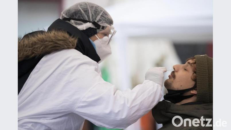 Ein Mann wird von einer Mitarbeiterin des Deutschen Roten Kreuzes (DRK) an der Corona-Schnellteststation abgestrichen. Bild: Tom Weller/dpa