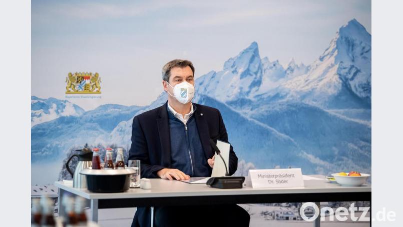 Markus Söder (CSU), Parteivorsitzender und Ministerpräsident von Bayern, setzt sich zu Beginn einer Sitzung des Ministerrats in der Staatskanzlei mit einer FFP2-Schutzmaske auf seinen Platz. Bild: Matthias Balk/dpa