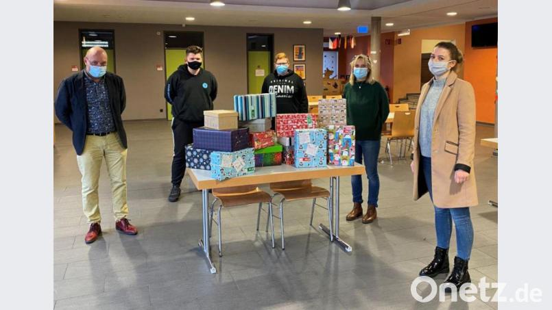 Fast 400 Euro sind die Weihnachtspäckchen im Schuhkarton wert. Bild: Mittelschule Weiherhammer/exb