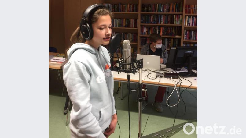 Im Tonstudio singt diese Schülerin ihren Part für das Weihnachtskonzert ein. Bild: krb