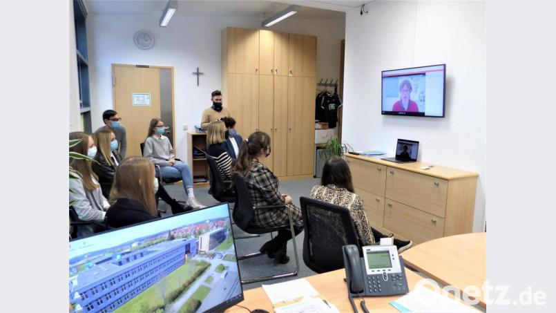 Siegerehrung einmal anders: Glückwünsche zum Bundessieg gab es online per Live-Schalte vom Deutsch-Französischen Institut in Erlangen für das Schülerteam und Projektleiter Stephan Sturm. Bild: lg