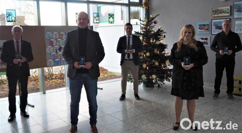 Bürgermeister Peter König (Neusorg), Rektor Alexander Köstler, Bürgermeister Wolfgang Söllner (Ebnath), Konrektorin Sandra Schmidl und Bautechniker Bernhard Ott (von links) bei der Inbetriebnahme der CO2-Sensoren. Die modernen Messgeräte ermöglichen künftig ein bedarfsgerechtes Lüften in den Klassenzimmern. Bild: jpl