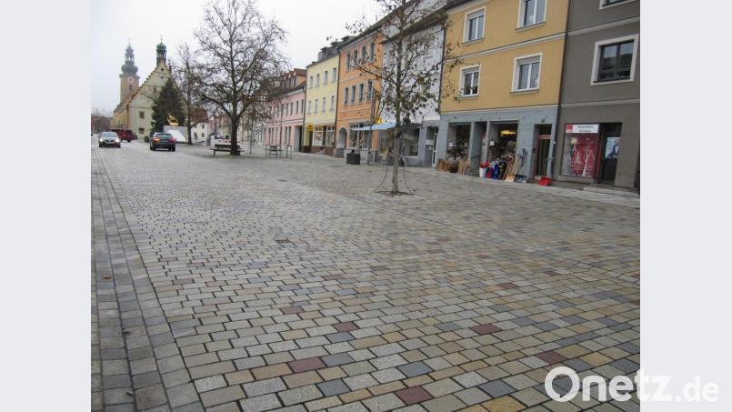 Die neuen Parkplätze in der Innenstadt sollen vor der Häuserzeile Richtung Stadtbrunnen markiert werden. Bild: fg
