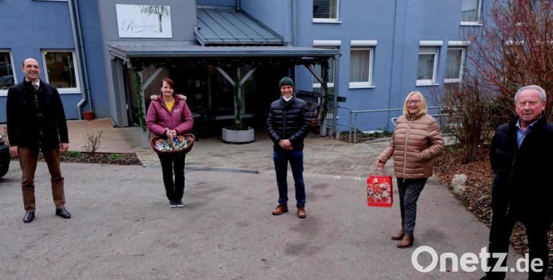 Viel Freude bereiten die CSU-Vertreter den Heimbewohnern und dem Pflegepersonal des Seniorenheims „ Am Reiserwinkel&quot;. Von links: Harald Gollwitzer, Gabi Frank, Heimleiter Carsten Fischer, Rita Rosner und Erich Schieder. Bild: le