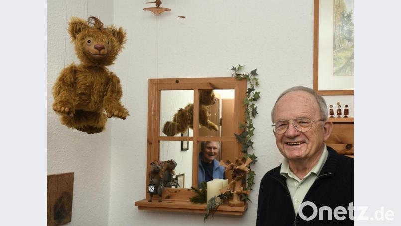 Die Geschichte des Bärentheaters von Liesel und Bernhard Betz ist zu Ende erzählt, der Vorhang fällt. Der freche Bärnie schwebt künftig nicht mehr über die Bretter, die die Welt bedeuten, er schmückt den Hausflur in Götzendorf, das übrigens zur Gemeinde Illschwang gehört. Rikemaus hätte sicher einen flotten Spruch dazu parat. Bild: Petra Hartl