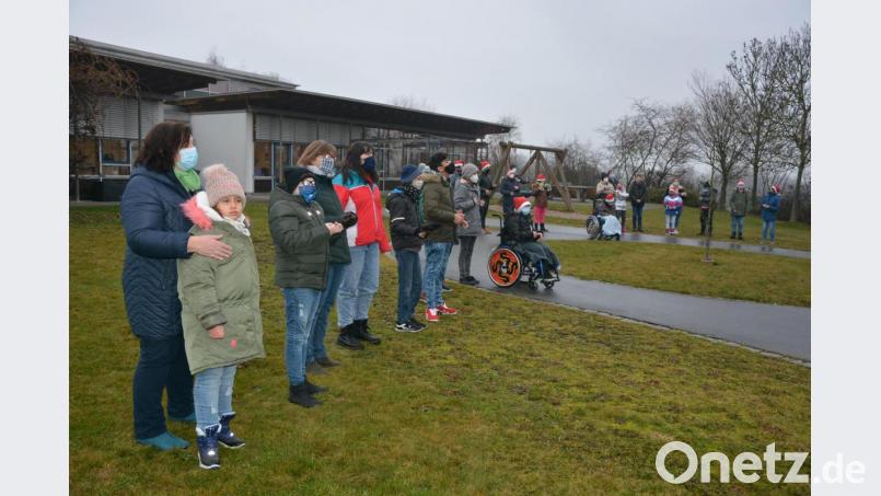 Rund 40 Schüler des Förderzentrums kamen in den Garten und sangen für die Bewohner des Seniorenhauses „Phönix“. Außer mit zwei Weihnachtsliedern überraschten die Kinder mit vorweihnachtlichen Bastelarbeiten. Bild: jr