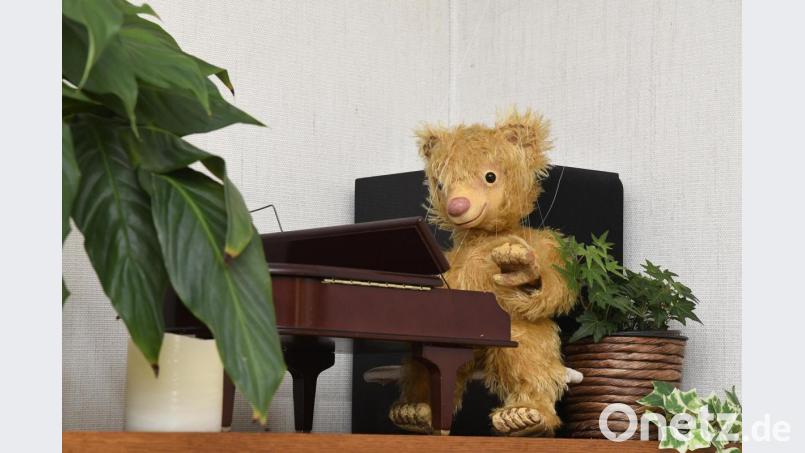 Die Schauspieler sind schon aus ihrem Domizil im Dachboden ausgezogen und wohnen jetzt direkt bei Liesel und Bernhard Betz. „Willst du Mozart hören? Oder doch lieber Beethoven?“ Bärenike könnte sofort wieder loslegen. Bild: Petra Hartl