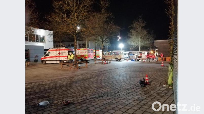 Rettungskräfte rückten am Donnerstagabend an, nachdem in der Seniorenresidenz im Naabtalpark in Burglengenfeld wegen Corona akuter Personalnotstand eingetreten war. Acht Bewohner wurden in umliegende Krankenhäuser gebracht. Bild: wpt