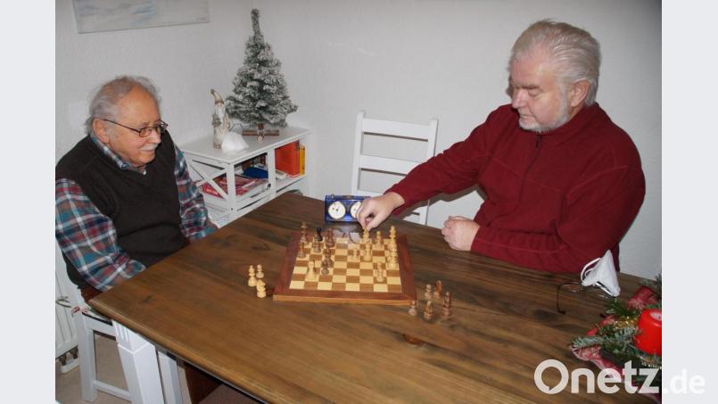 Herbert Baier und Paul Trapp (von links) spielen täglich eine Partie Schach - über das Telefon. Auch die 200. Partie fand - nach einer Runde Blitzschach - ebenfalls über das Telefon statt. Bild: kaz