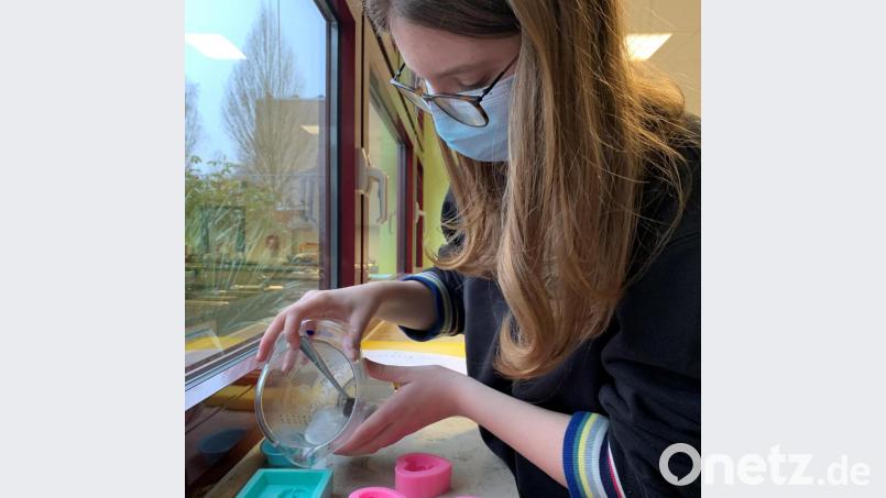 Konzentriertes Arbeiten in der Küche. Bild: Mittelschule Waldsassen/exb