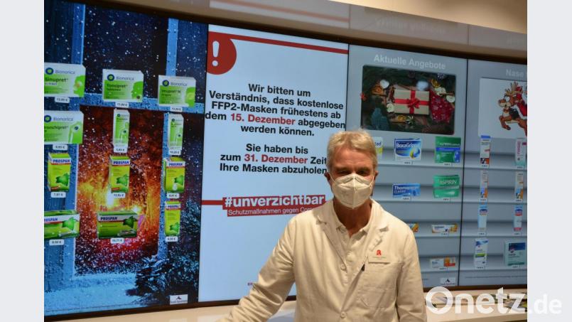 Christian Züllich hat in seiner Apotheke auf einer Videowand eigens einen Hinweis eingerichtet, um seine Kunden direkt zu informieren, dass es die kostenlosen Masken erst nächste Woche gibt. Bild: rti