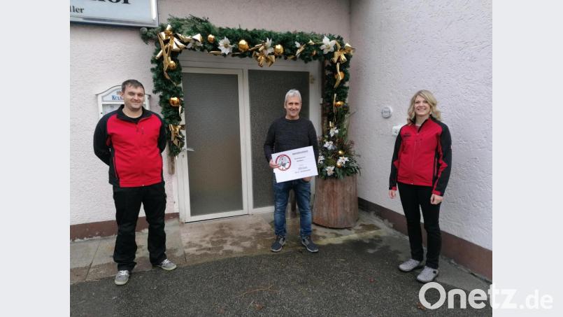 Ludwig Wüst (Mitte) sagt Johanna Bauer und Markus Mösbauer &quot;Vergelt&#039;s Gott&quot; für die 300 Euro des Waidhauser Faschingsvereins. Bild: pi