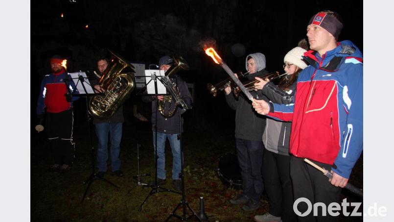 Fackeln und weihnachtliche Klänge, vorgetragen von der Bläsergruppe des Musikvereins Wiesau, bilden bei der Waldweihnacht stets den stimmungsvollen Rahmen. Archivbild: wro