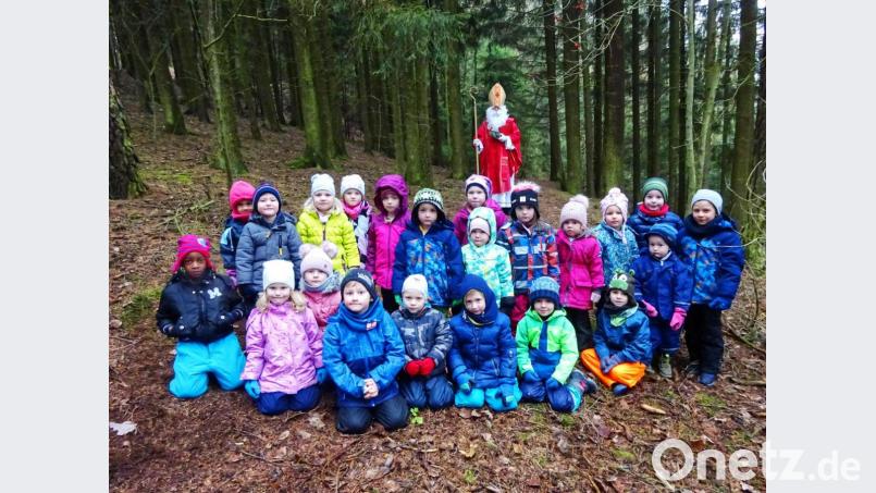 Im Kirchenwald trafen die Buben und Mädchen des &quot;Regenbogen&quot;-Kindergartens tatsächlich auf den Heiligen Nikolaus. Bild: njn