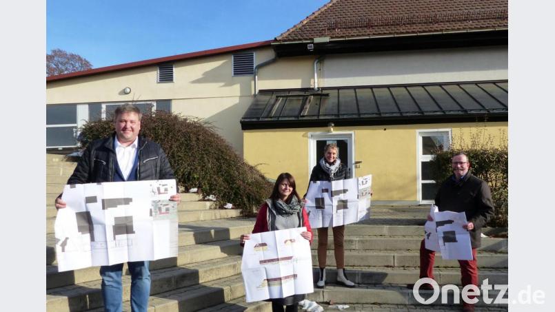 Vor der Turnhalle präsentieren (von links) Bürgermeister Stefan Braun, Ulrike Hampl-Sperlich, Monika Breunig und Andreas Otterbein die Sanierungspläne. Bild: jp