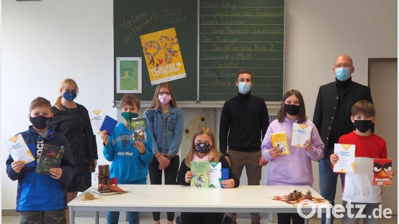Cassandra Matt (sitzend) vertritt als Siegerin des Schulentscheids die Fichtelnaabtal-Mittelschule beim Kreisentscheid in Tirschenreuth. Die Jury setzte sich in diesem Jahr aus Konrektorin Sandra Schmidl, Schülersprecherin Leonie Serfling, Klassleiter Philipp Lippert und Rektor Alexander Köstler (hinten, von links) zusammen. Bild: jpl