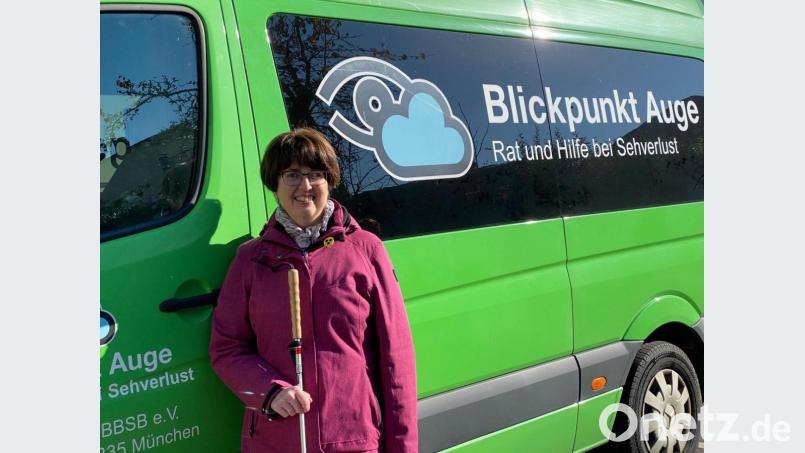 Bettina Pichlmeier berät in ihren Sprechstunden sehbehinderte Menschen. Das Infomobil kommt in regelmäßigen Abständen nach Pfreimd, Oberviechtach und Schwandorf. Bild: Völkl