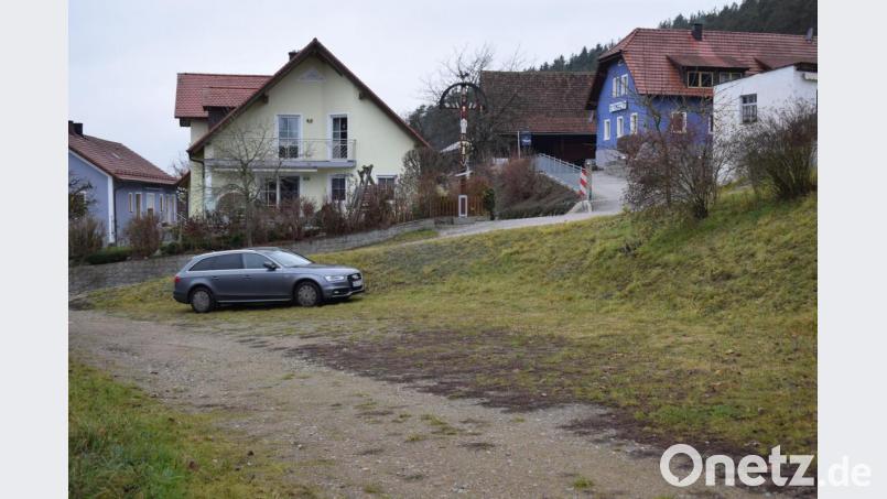 Auf der Fläche vor dem Dorfkreuz, die gelegentlich als Parkplatz benützt wird, soll der Spielplatz in Atzenhof entstehen. Bild: bnr